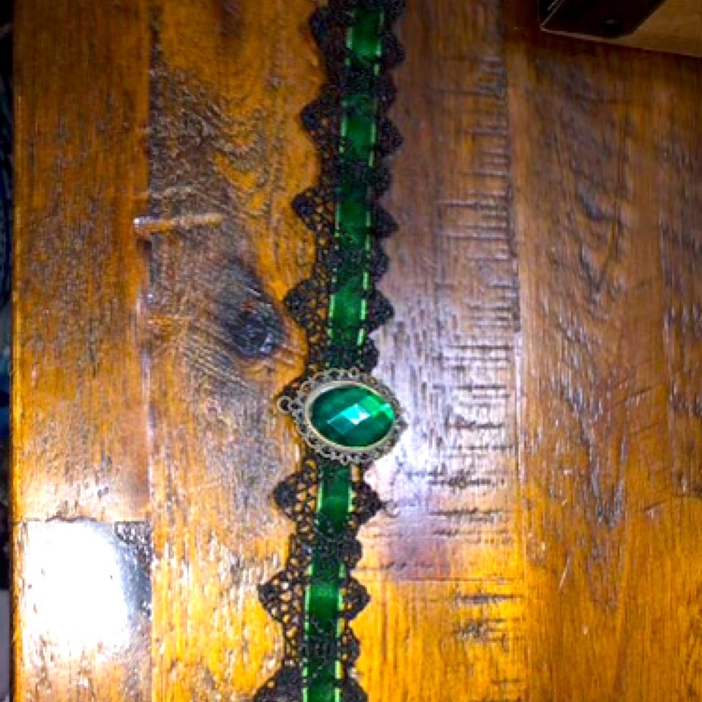 Green and black choker new and in good quality